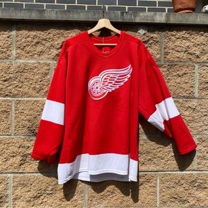 ⚠️ SOLD ⚠️ Detroit redwings CCM vintage 90s men’s jersey